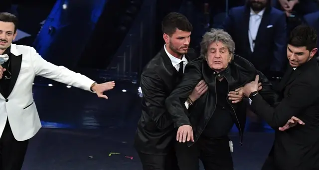 Rovazzi show, poi rende omaggio al papà