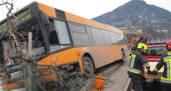 Merano,autobus finisce nei frutteti
