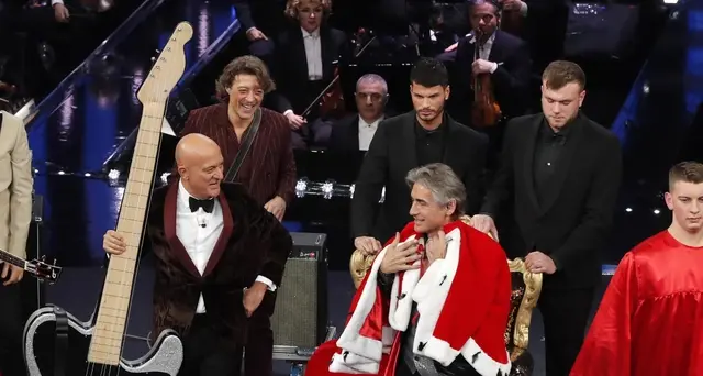 Ligabue, chitarra gigante e trono