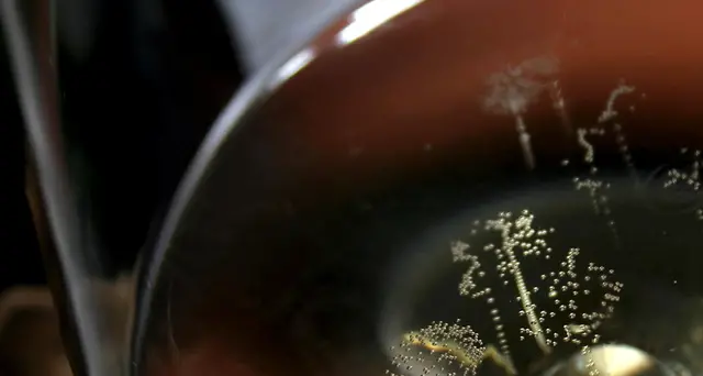 Apre champagne con sciabola, un ferito