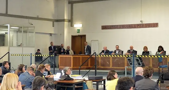 Slogan anarchici, sgomberata aula bunker