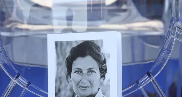 Svastica sul volto di Simone Veil, denuncia