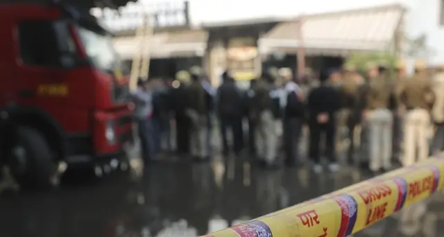New Delhi, incendio in hotel: 17 morti