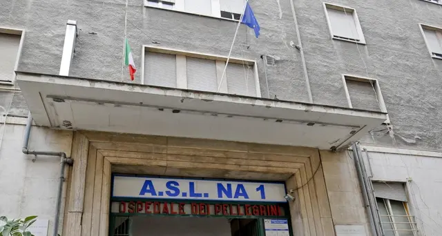 Blatte in bagno ospedale a Napoli