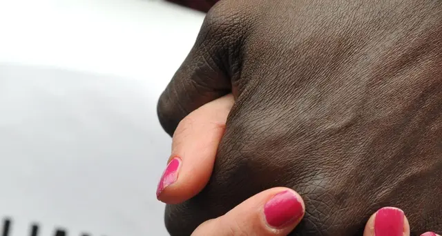 Adottano senegalese, scritte razziste