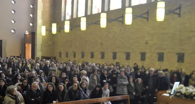 Medico morto, in centinaia ai funerali