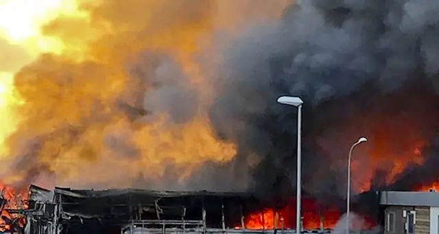 Incendio fabbrica, persone intossicate