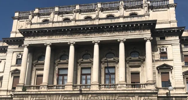 Si suicida a vigilia processo ex marito
