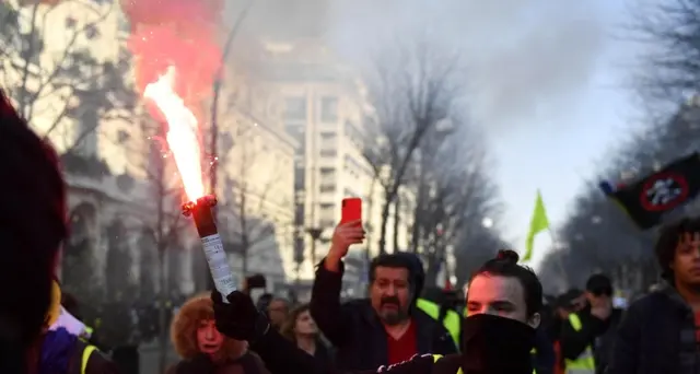 Scontro gilet gialli, evacuata Invalides