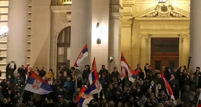 Serbia:opposizione protesta contro Vucic