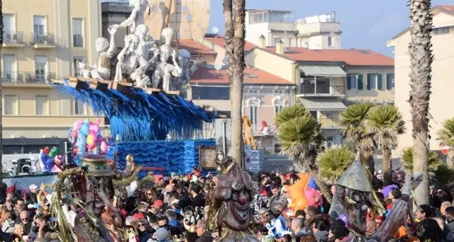 Carnevale Viareggio: folla a sfilata
