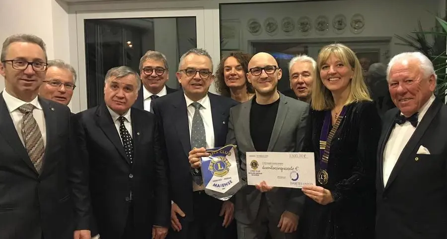 Un assegno a Diabetes Union per sostenere i campi scuola
