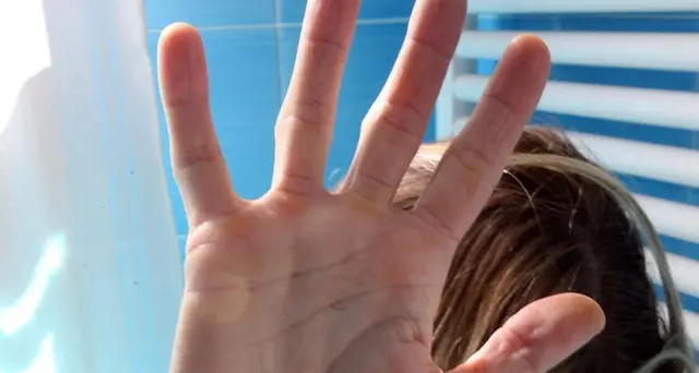 Madre droga la figlia minore, il patrigno la abusa