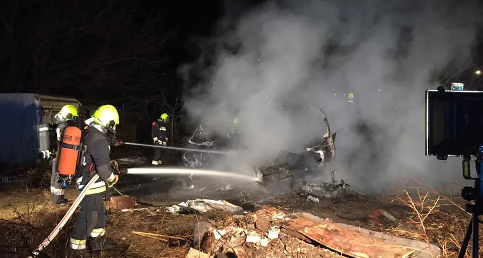Ancora fiamme in zona industriale, nella notte a fuoco una roulotte
