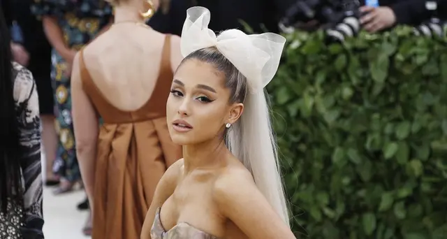 Ariana Grande su podio Usa con 3 brani