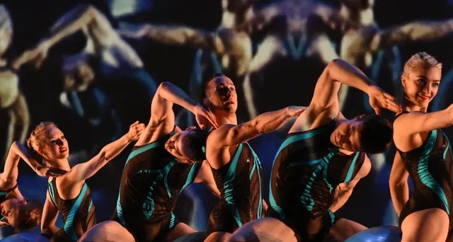 Alice e Bianconiglio danzano con i Momix