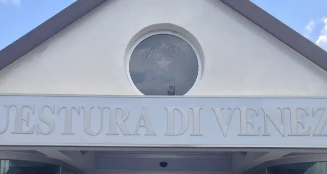 Uccide moglie a coltellate e chiama 113