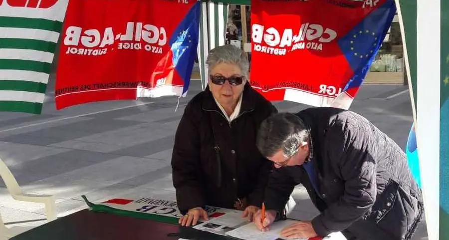 Sindacati in piazza per la mensa anziani