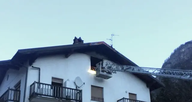 Incendio in mansarda, morta una giovane