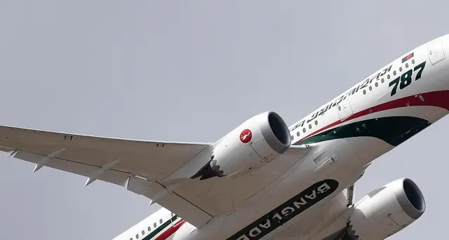 Dirottatore ancora dentro l'aereo