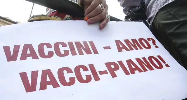 Medico no vax,cerco bimbo con orecchioni