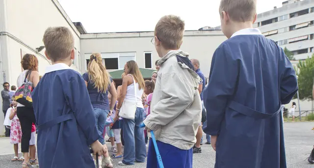 Aggredisce l'insegnante del figlio