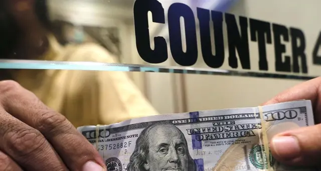 Cambi: euro in lieve calo a 1,1353 dlr