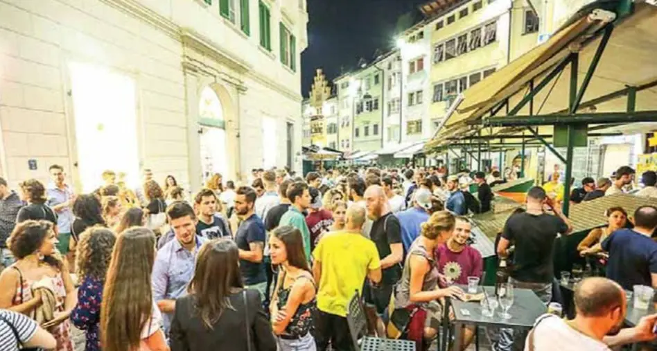 Bolzano, il Comune mette un freno alla movida in piazza Erbe
