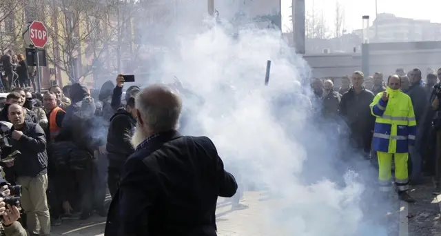 Scontri Tirana, polizia usa lacrimogeni