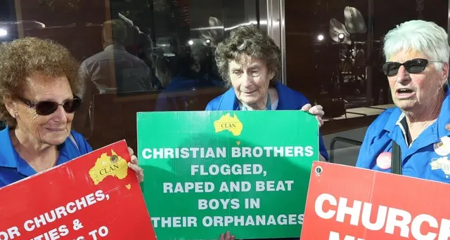 Pedofilia, padre vittima Pell fa causa