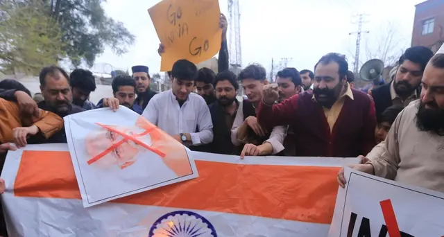 Kashmir, 6 civili uccisi da mortai India