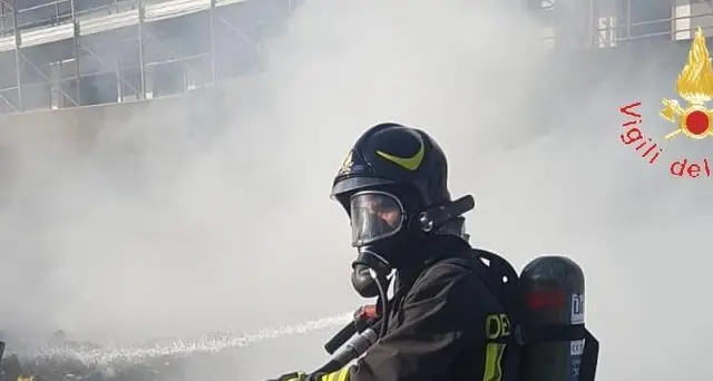 Ripresi incendi rifiuti a Lamezia Terme
