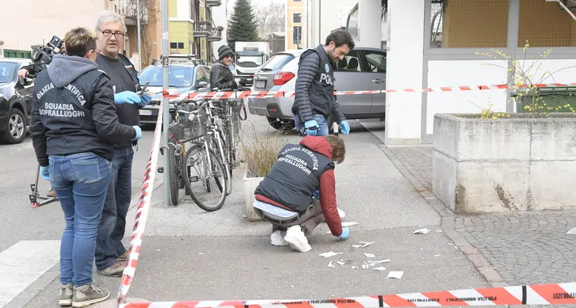 Accoltellata dal marito in strada