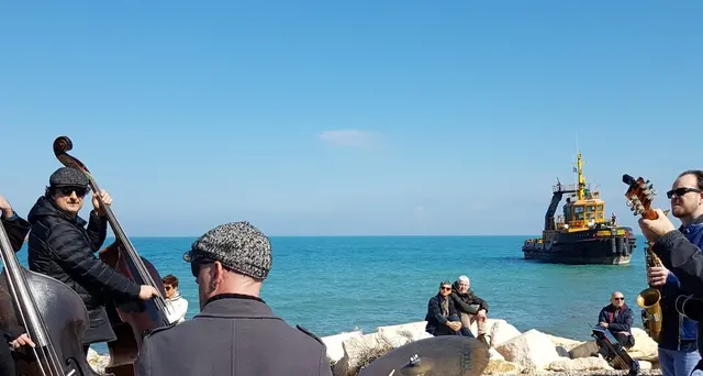 Mercantile arenato:flash mob in spiaggia