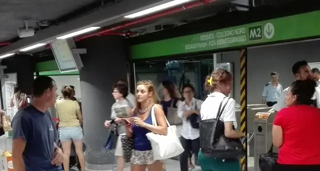 Brusca frenata in metro,feriti e contusi