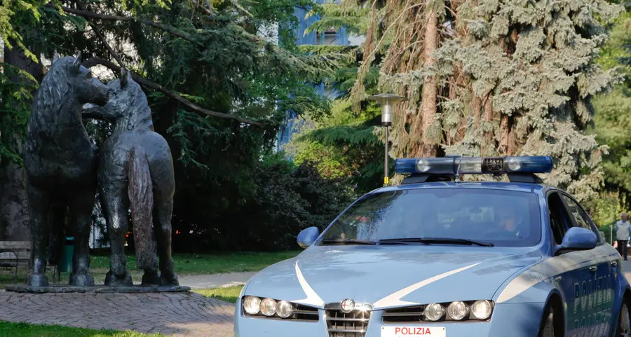 Baby gang picchia e rapina una coppia in via Genova