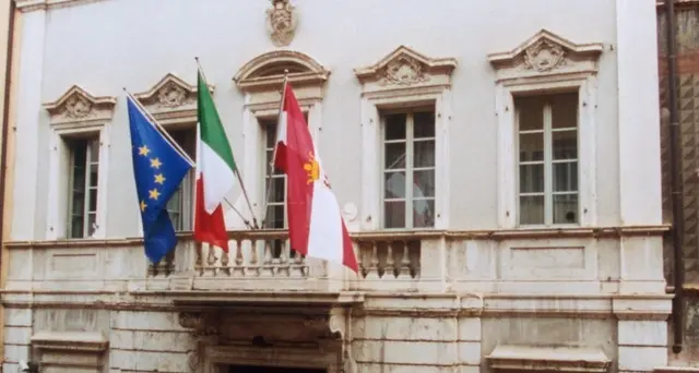 svastica tatuata, capo gabinetto dimessa