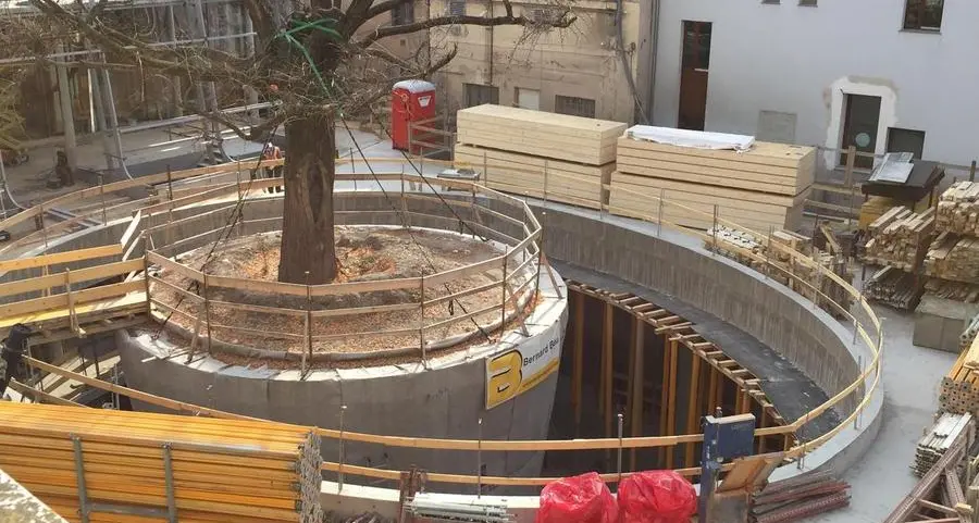 Terrazza su piazza Walther montato lo “scheletro”