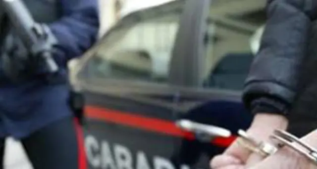 Abusa di un sedicenne, arrestato