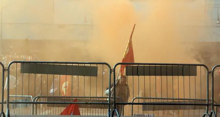 Bolzano, giornalista Rai colpito da un fumogeno al corteo per la Festa della donna
