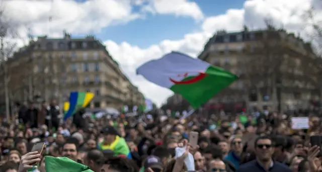 Algeria: Bouteflika si ritira, stop voto