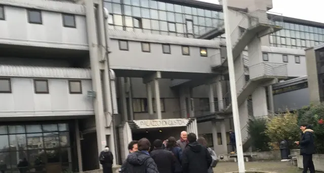 Prof con ragazzo: per dna padre è 15enne