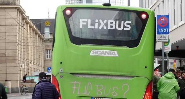 Autisti Flixbus, ammanettati da francesi