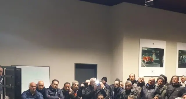 Blutec: operai forzano cancelli