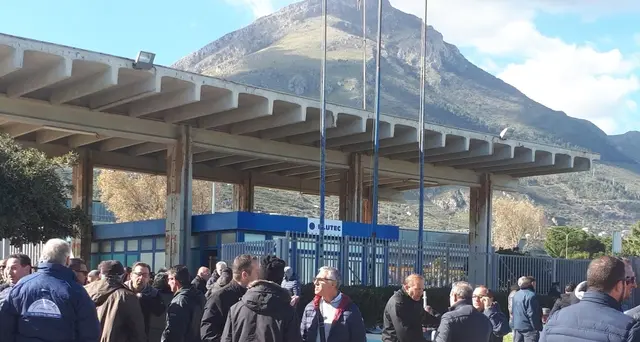 Blutec:operai davanti cancelli fabbrica