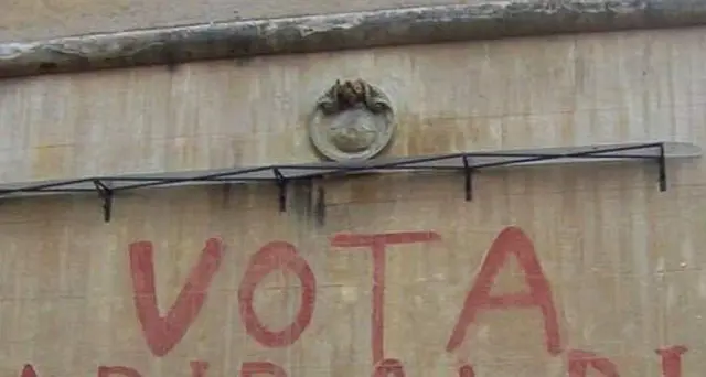 Decoro cancella scritta 'Vota Garibaldi'