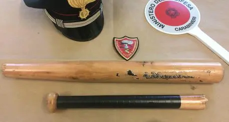 Cles, si affrontano a ricreazione armati di mazza da baseball e punteruolo. Gomito fratturato