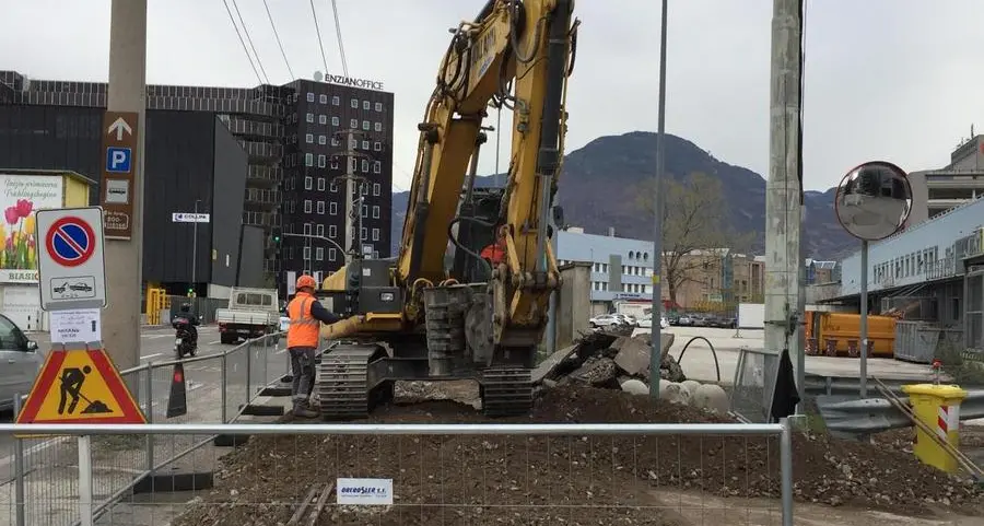 Via Siemens, via tralicci e binari Nuovi marciapiedi e ciclabile