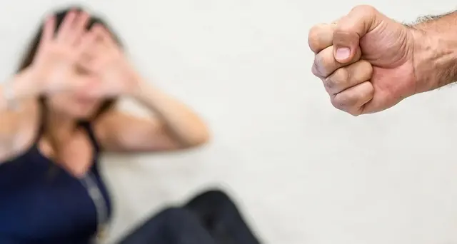 Blocca ex moglie e amante,foto e ricatto