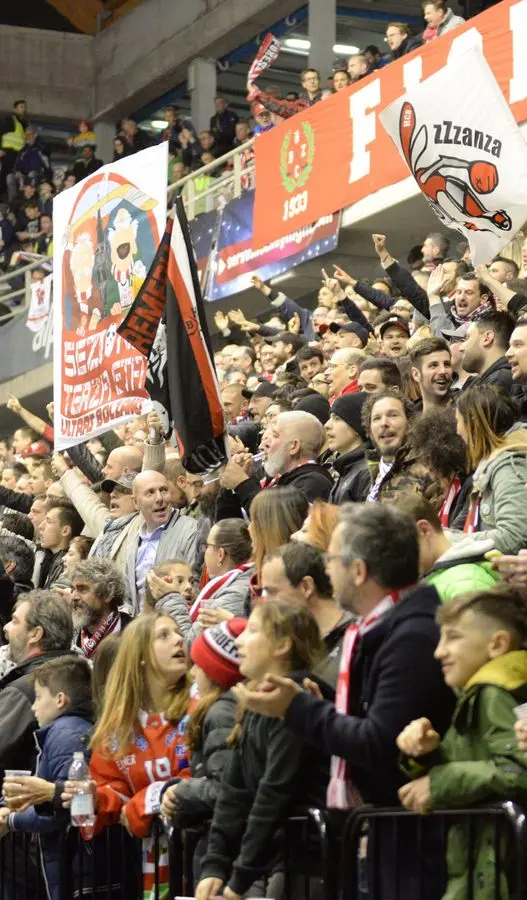 La protesta del tifo poi si «scioglie» e ritornano i cori